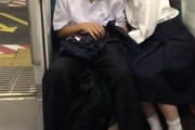 【画像】ＪＫ、電車で彼氏とヤりはじめてしまうｗｗｗｗｗｗｗｗｗｗｗｗｗｗ(※画像あり)