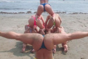 【画像】Z世代ギャル、浜辺でHな組体操をしてしまうwwwwww