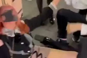 【悲報】トー横ガールおパンツ丸出し