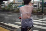 [画像]突然の雨でびしょ濡れのJKwwwwwww