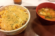 【画像】彡(^)(^)「チーズ牛丼大盛り、チーズ追加で。あと豚汁」