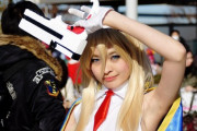 【画像】ロリボディのドスケベコスプレイヤーが露出衣装で公衆の面前に出て興奮してしまう
