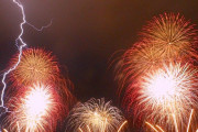 【画像】福岡の花火大会、雷雨の中強行し世紀末感が凄い