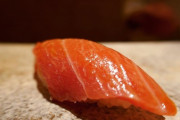 【画像】真の寿司通はどっちが高級店の大トロか見ただけで分かるらしい