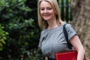 【画像】イギリス首相候補のトラス外相、おっぱいが大きくて当選へ