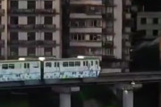【動画】中国の電車、アパートの中を通過する