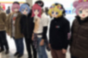 【画像】オタク「公共の場でアニメのお面被ってたらバカウケやろなぁ……w」ﾆﾁｬｱ