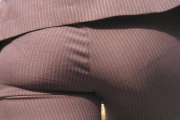 【画像】新卒の女子、パンツスーツはパンティが透けて見えてしまうのを知らないｗｗｗｗ