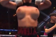 女性ボクサーのダニエラ・ヘムズリーが勝利を祝っておっぱい丸出しｗｗｗ