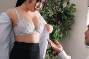 辻さくら 新卒の美巨乳おっぱい女子社員が中年上司に寝取られる！シャツを脱いでフェラチオご奉仕！