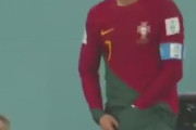 【朗報】クリスティアーノ・ロナウドさん、試合中に突然ちん毛をちぎって食べはじめてしまうw w w