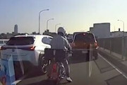 ◆【動画】レクサスの車線変更にブチ切れて蹴りを入れて逃げたピンクナンバー。