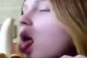 【画像】ロシアの若い女性の間でバナナフェラでの自撮りが流行るｗｗｗｗ