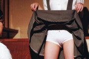 【画像】JKさん、おじさんにパンツを見せびらかしてしまう