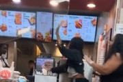 【動画】黒人店員さん、客と大喧嘩して店をメチャクチャにしてしまう