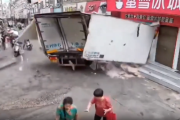 【動画】中国のトラック　ぶつかっただけで全壊ｗｗｗｗ