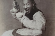 【画像】100年前の中国で撮られた「ご飯を食べる人」の写真が衝撃だと話題に…