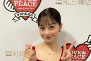 【NHK紅白】橋本環奈がエロ可愛すぎると話題にww「第73回NHK紅白歌合戦2022」司会で肩と脚を大胆に見せた赤ドレス姿が大反響！