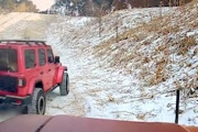 山登りチャレンジ中のジープ乗り、アクセルとブレーキを踏み間違えて大変なことに。（中国）
