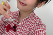 【画像】上坂すみれさん、しれっと机に乗せる