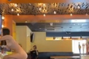 【動画】スタイル抜群の白人さん、飲食店で全裸で無双乱舞ｗｗｗｗｗｗｗｗｗｗ