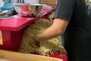 【悲報】ラーメン屋さん、カウンターで麺の仕込みをしてしまうｗｗｗｗｗｗｗｗｗｗｗｗ