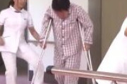 【悲報】女看護師さん、患者の松葉杖を蹴り飛ばす瞬間を撮影されて炎上