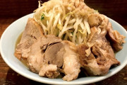 【画像あり】ラーメン二郎「腹減ったろ！？ほら食え！！」