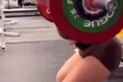 【悲報】バーベルスクワットに挑戦まんさん、‘出て’しまうｗｗｗｗｗｗｗｗｗｗｗｗｗｗ