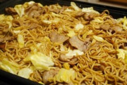 【画像】コンビニ前で焼きそばを作っていただけの男性逮捕wwwwwwwww