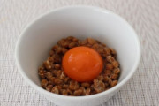 納豆(栄養力800)「おい！あれやるか？」生卵(栄養力900)「良いだろう！」納豆と卵「合体」
