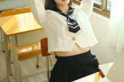【画像】JKさん、教室でエッチな格好でエッチなポーズをさせられてしまうｗｗｗｗ