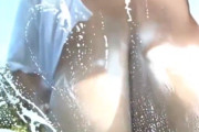 爆乳過ぎるおばさんがなぜか爆乳をスポンジ代わりに洗車してしまうｗｗｗ
