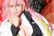 【画像】巨乳お姉さん「鬼滅の刃の恋柱のコスプレしました(ﾊﾟｼｬｯ」