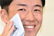 【朗報】斎藤佑樹さん、引退会見で青いハンカチで汗を拭くポーズ披露