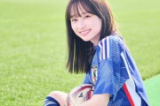 日向坂46影山優佳、リフティング動画がエロいと話題にww1st写真集のサッカーユニフォーム姿のオフショットに、「太もも」「パンツ見えそう」の声！