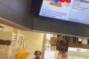 【悲報】マクドナルドの店員さん大喧嘩ｗｗｗｗｗｗｗｗｗｗｗｗｗ