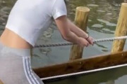 【動画】エチエチ女子さん、野外でHなプレイを楽しんでしまうｗｗｗｗ