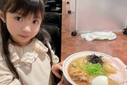 【画像】ラーメンを食べる幼女が撮られる