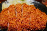 【画像】とんかつ屋の店主、とんかつの衣を剥がして食べる美女にブチギレwwww