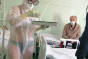 【画像】ロシアのコロナ病院の看護師さん、エチエチコスチュームで感染者歓喜w