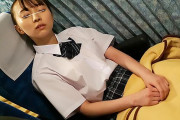 夜行バスで乳首責めされ感じてしまう制服JK！パンツに手を突っ込まれ敏感まんこを手マン責め