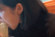 【gif】女子、空腹のあまりとんでもないラーメンの食い方をするｗ