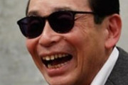【画像】奥さんとそば屋に入るタモリ、普段はサングラスをかけてないことが判明