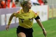 サッカーの試合で巨乳審判がお乳ブルンブルンに揺らしてるんだがｗｗｗｗｗｗｗ