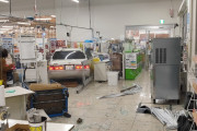 【画像】スーパーに車が突っ込む。お前らが想像する2倍は突っ込んでるｗｗｗ