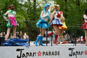 【画像】セーラームーンのコスプレイヤー、パンチラさせまくってしまうwww