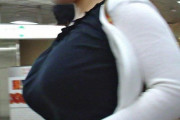 【画像】駅にとんでもない爆乳の姉ちゃんおったｗｗｗ