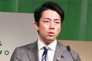 【えぇ】小泉進次郎「これからベンチにスマホを置くだけで充電できる時代がやってきます」