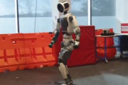 【動画】人型ロボットもここまで来たか。これ中におじさん入ってるだろ